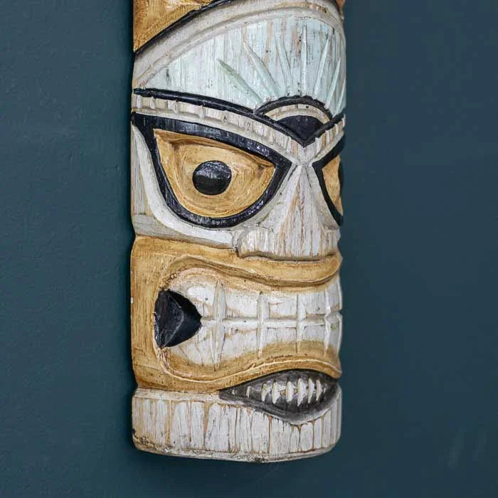 Objeto decorativo com estilo totem e design rústico balinês