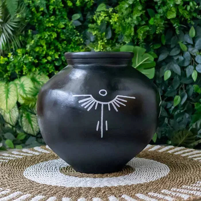 Vaso étnico em terracota de Bornéu com gravuras tribais solares e lunares.