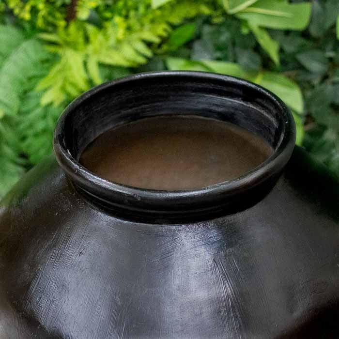 Vaso decorativo étnico artesanal com símbolos de proteção e natureza.