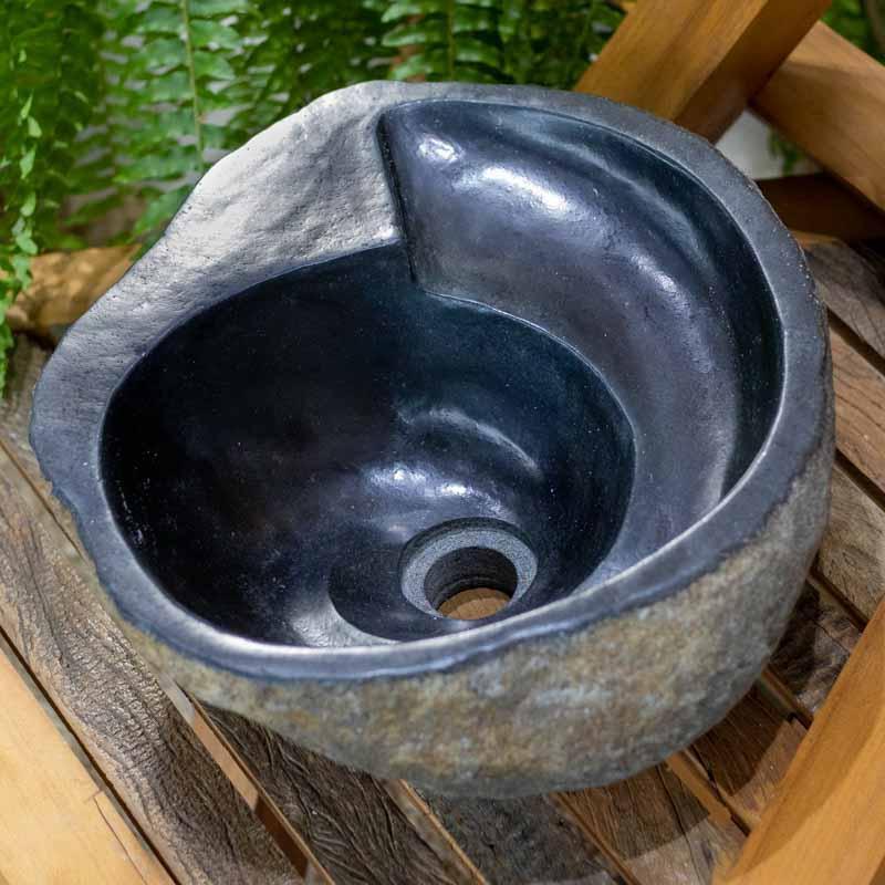 Cuba de pialavabo orgânica inspirada nos rios de Bali, peça exclusiva em pedra natural para projetos de interiores.