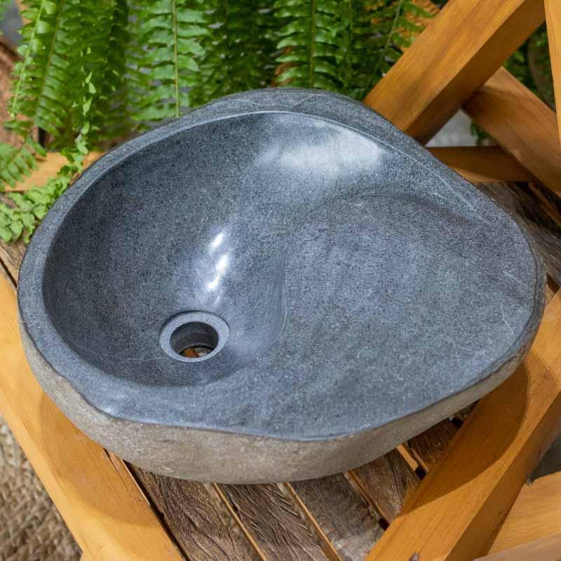 Detalhe do polimento interno em cuba de pedra natural, facilitando a higienização sem perder a estética orgânica.