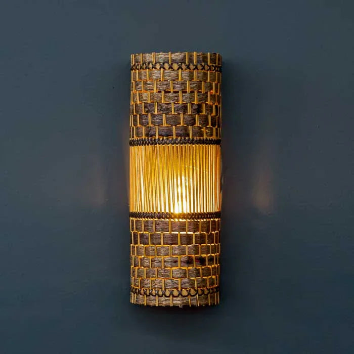 Arandela artesanal feita no Brasil com casca de cipó e fibras naturais.