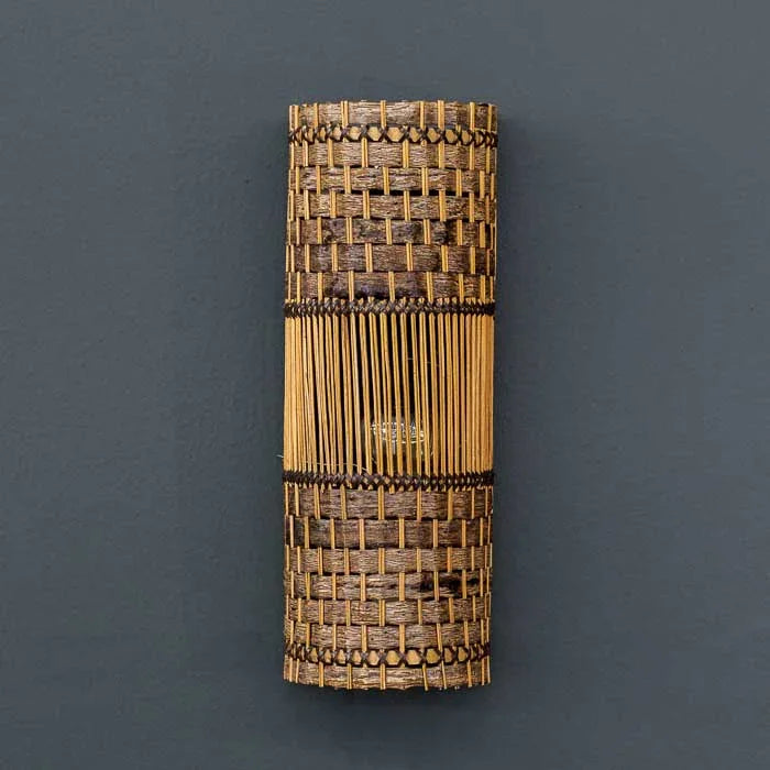 Objeto de iluminação com design rústico e textura vegetal brasileira. 