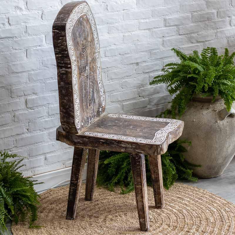 Móvel rústico tribal de luxo com 115cm de altura, ideal para decoração de interiores com estilo étnico e orgânico.