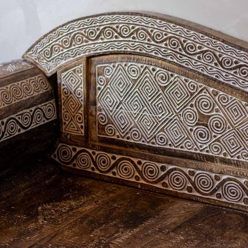 Daybed de madeira sólida de 2,40 metros de largura, peça exclusiva de design timorense para decoração de alto padrão.