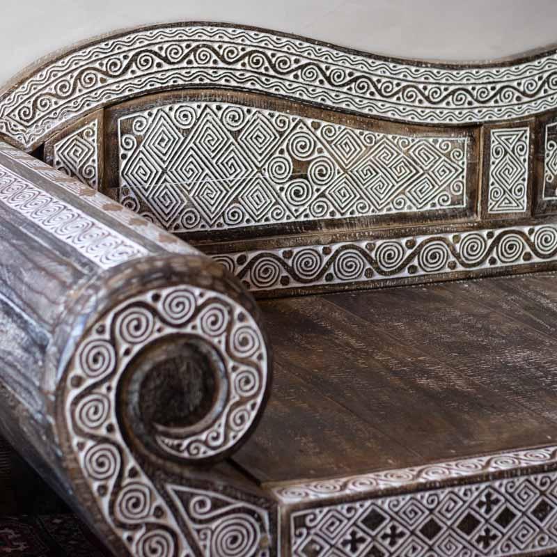 Design original da Indonésia: móvel tribal que integra história e beleza orgânica ao ambiente residencial.