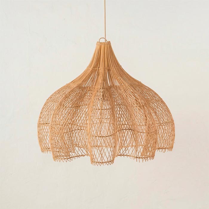 Luminária pendente de teto em rattan natural com design floral e trançado vazado artesanal.