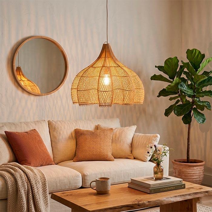 Lustre de fibra natural de Bali em formato de pétalas orgânicas para iluminação de salas.