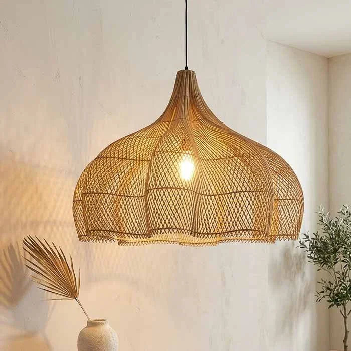 Luminária pendente de teto em rattan natural com design floral e trançado vazado artesanal.