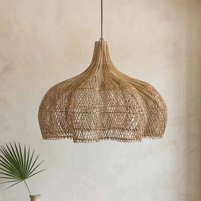 Pendente escultural em rattan claro destacando a maestria do artesanato indonésio.