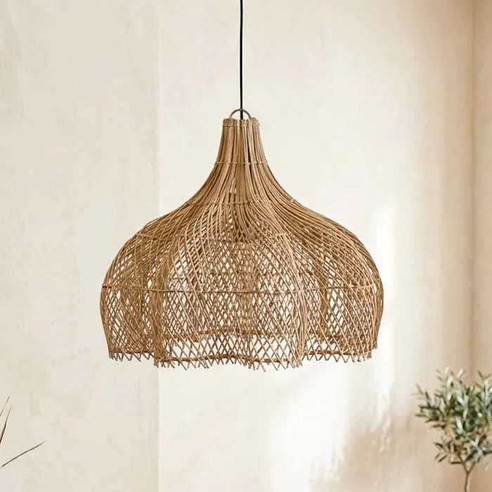 Lustre de fibra natural de Bali em formato de pétalas orgânicas para iluminação de salas.