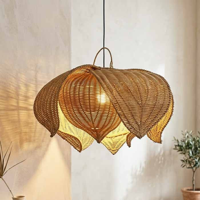 Lustre artesanal de Bali em formato floral orgânico para iluminação de mesa de jantar.
