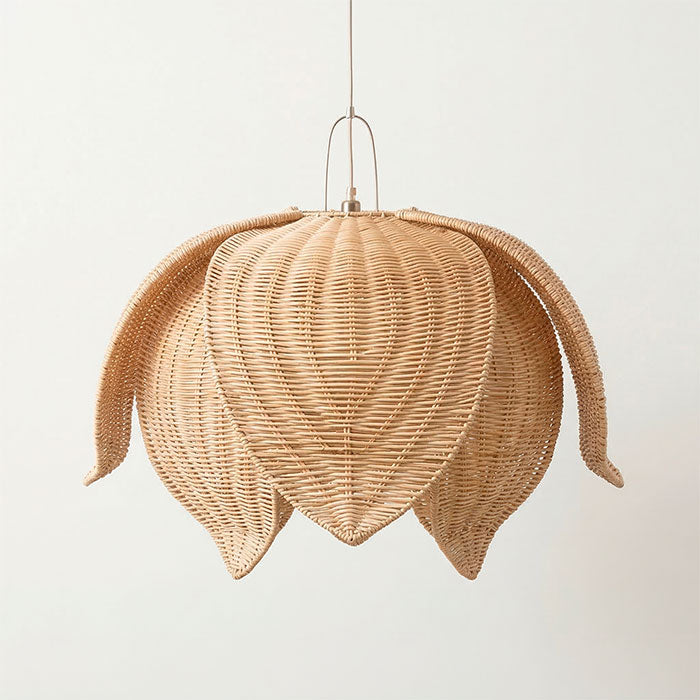 Iluminação zen com luminária de rattan projetando luz suave através de suas camadas florais.