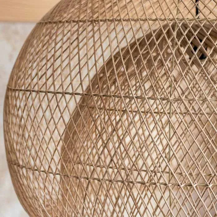Luminária semiesférica imponente em ambiente de pé-direito alto com decoração orgânica.