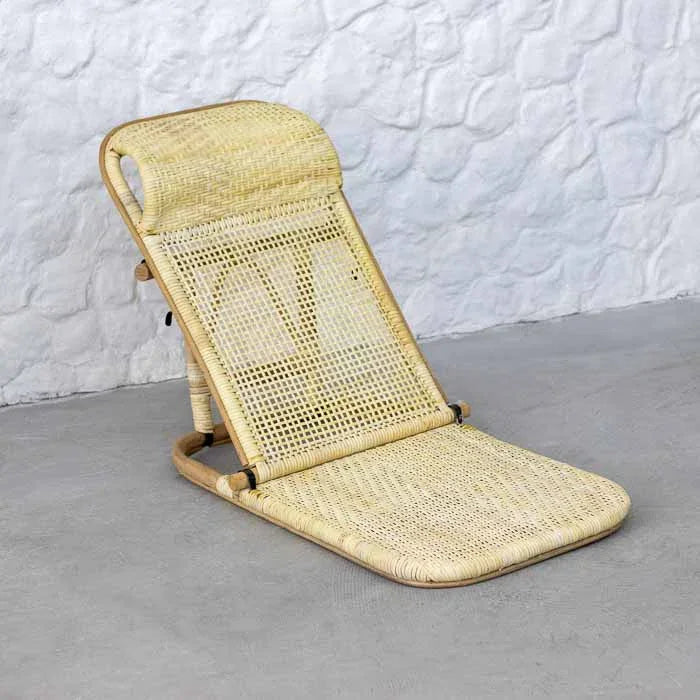 Cadeira portátil, sem pés, para descanso, feito manualmente em fibra natural.