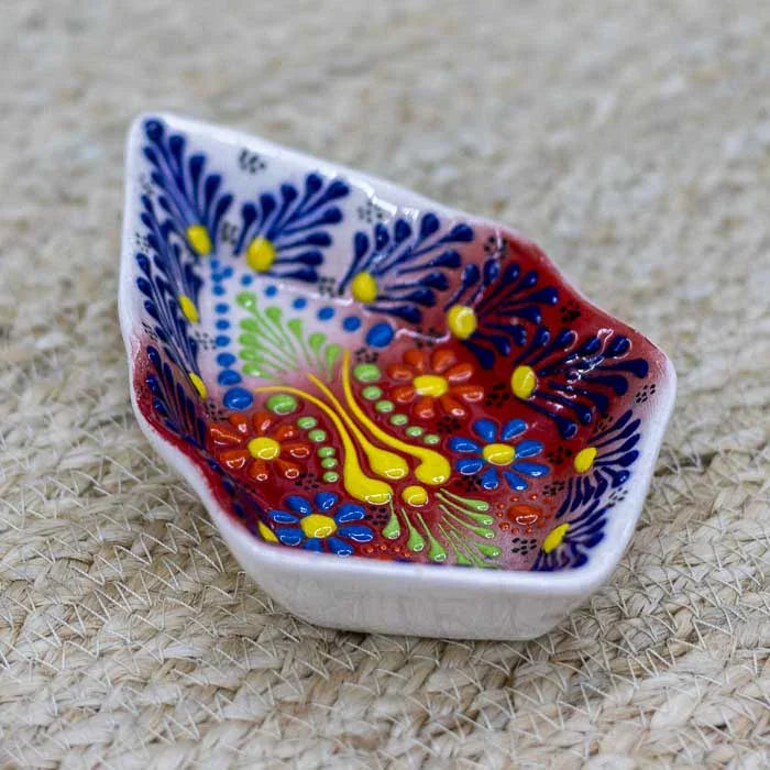 Petisqueira em porcelana com formato de folha produzida na Turquia