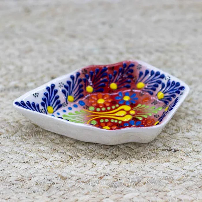 Petisqueira artesanal com design orgânico em porcelana turca