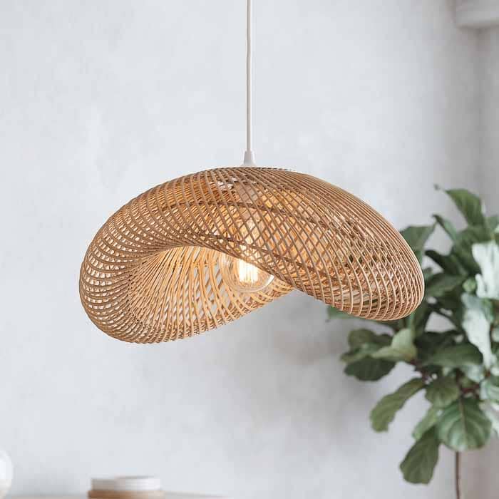 Luminária de teto pendente em rattan natural com design ondulado e trançado artesanal de Bali.