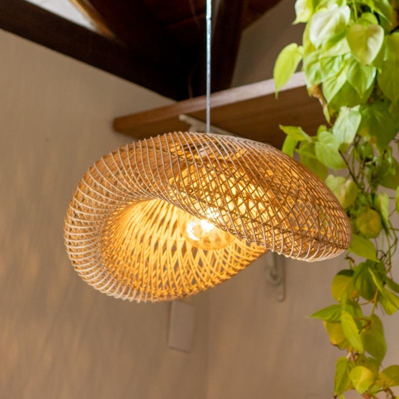Luminária de teto pendente em rattan natural com design ondulado e trançado artesanal de Bali. 