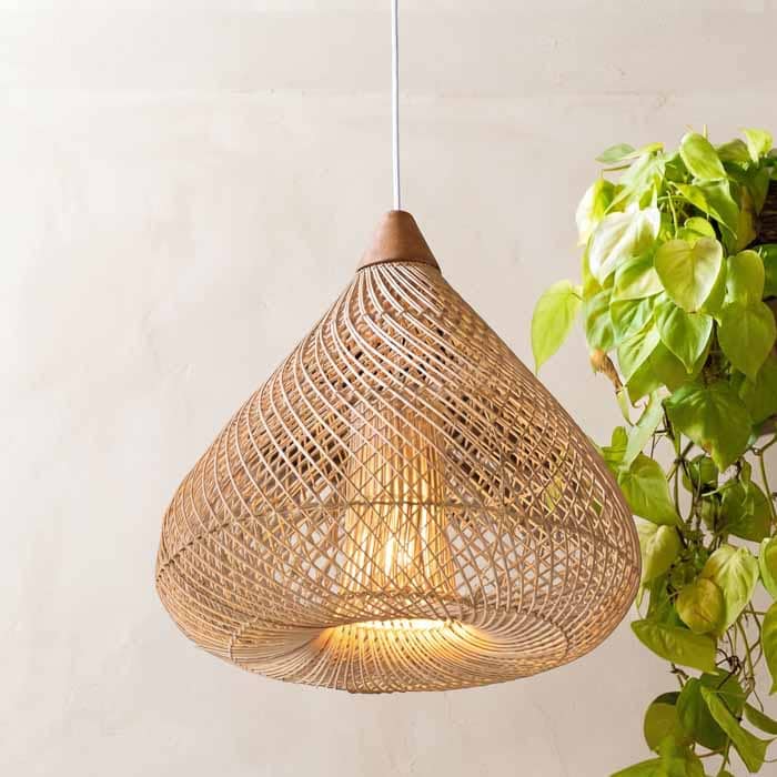 Lustre pendente bojudo de Bali feito à mão com trama vazada de fibra natural de rattan.