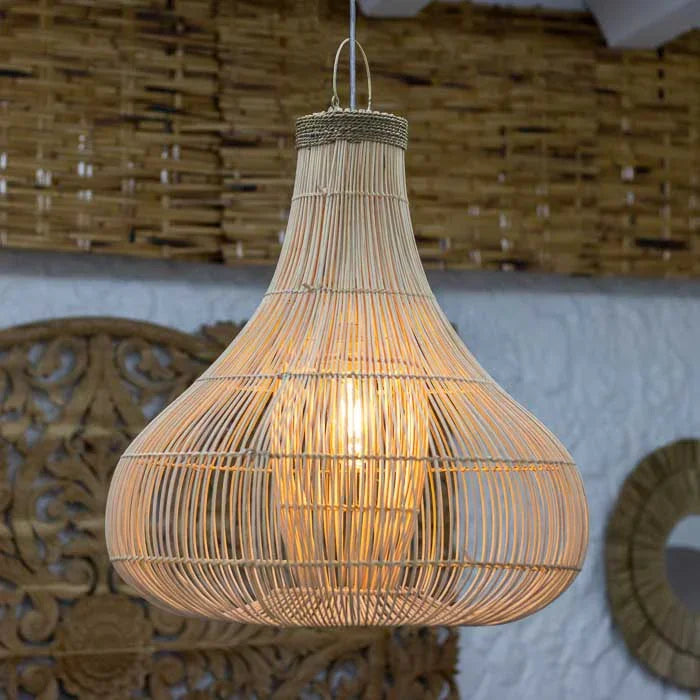 Luminária em rattan natural trançado à mão com design leve e elegante ideal para iluminar varandas e Home Decor tropical.