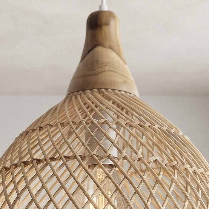 Lustre suspenso em fibra vegetal da Indonésia com acabamento natural e toque rústico.