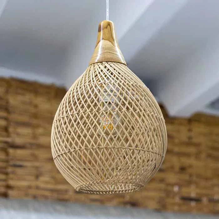 Lustre suspenso em fibra vegetal da Indonésia com acabamento natural e toque rústico.