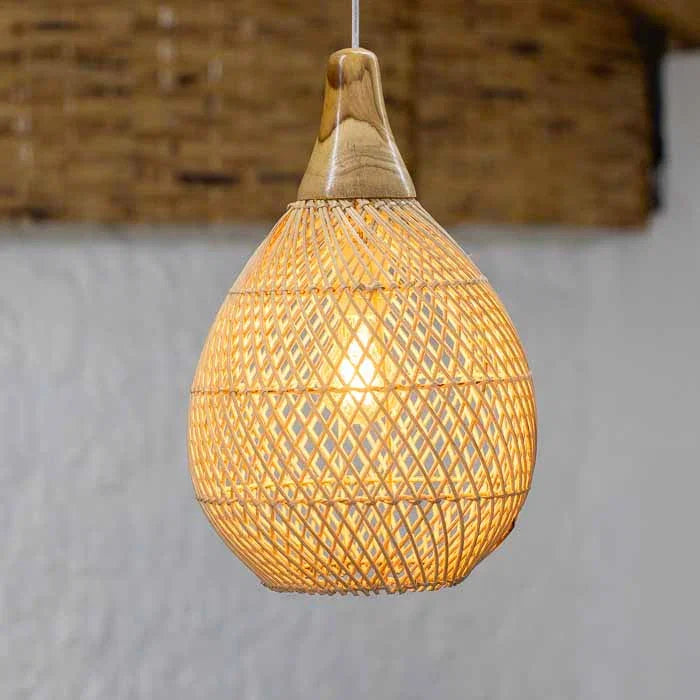 Luminária pendente em rattan artesanal com visual natural e elegante, unindo funcionalidade e estética tropical