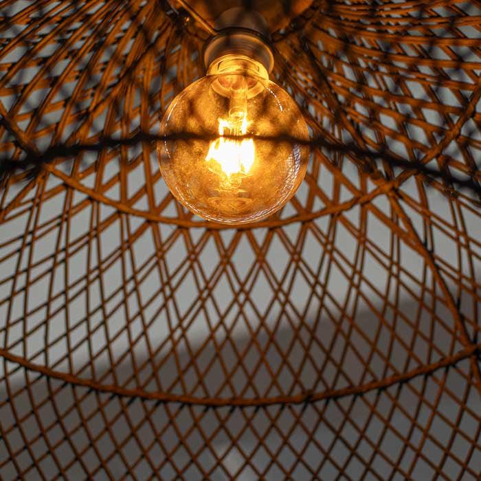 Lustre boho artesanal produzido em Bali, ideal para salas ou áreas de estar relaxantes.