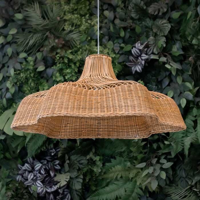 Lustre pendente em rattan natural feito à mão em Bali com design suave e curvo.