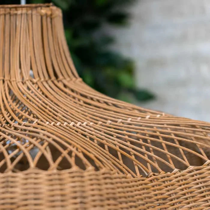 Luminária Bulan com estilo boho, ideal para iluminar ambientes com charme artesanal.