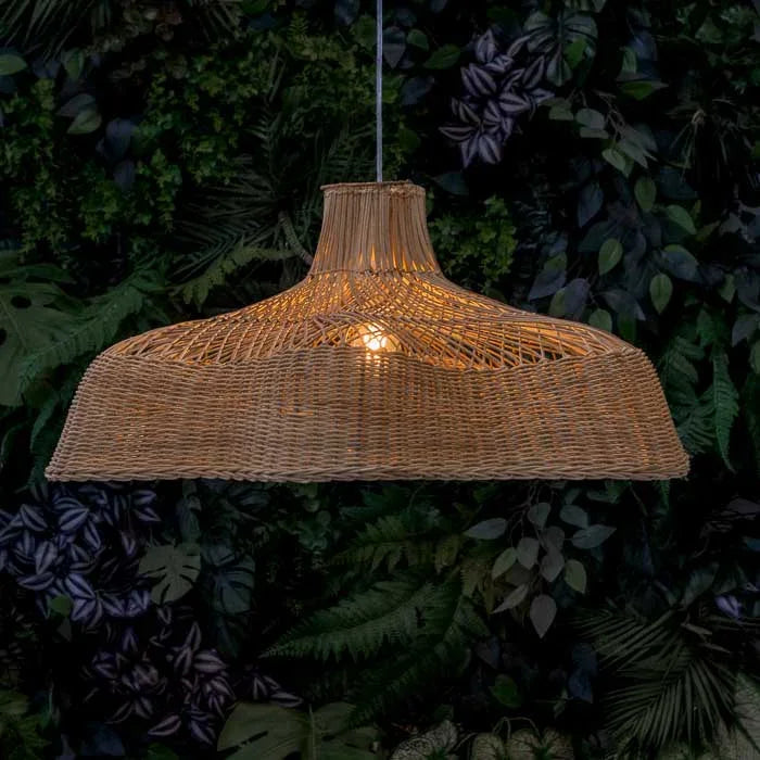 Iluminação decorativa em rattan, perfeita para salas, quartos ou varandas tropicais.