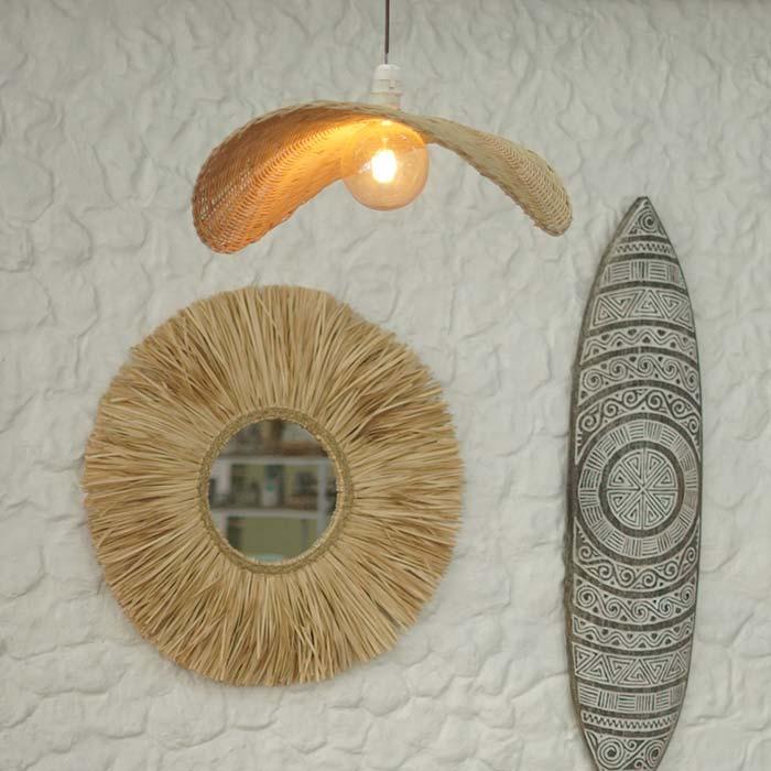 Iluminação de teto feita com fibra vegetal, ideal para salas e varandas. 