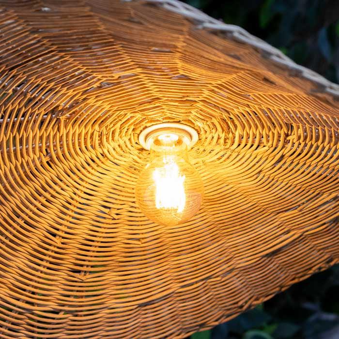 Objeto decorativo e funcional com design natural e acabamento manual. 