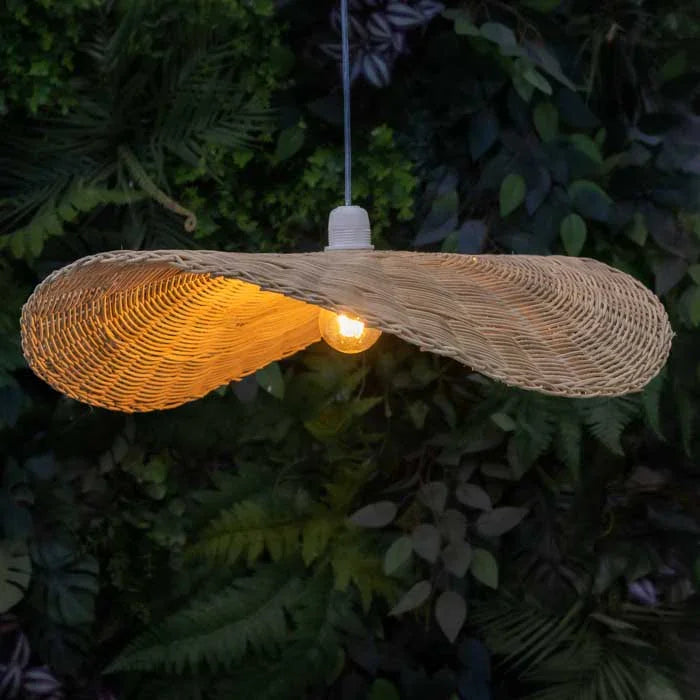 Iluminação suspensa feita à mão, trazendo textura e naturalidade ao espaço. 
