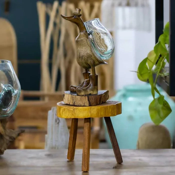 Banqueta pequena com formato natural e acabamento envernizado 