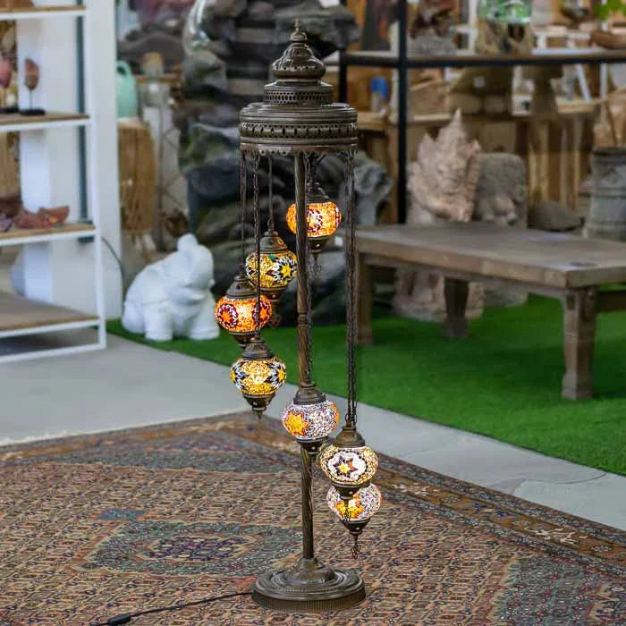 Luminária de chão turca artesanal com 7 cúpulas em mosaico colorido.