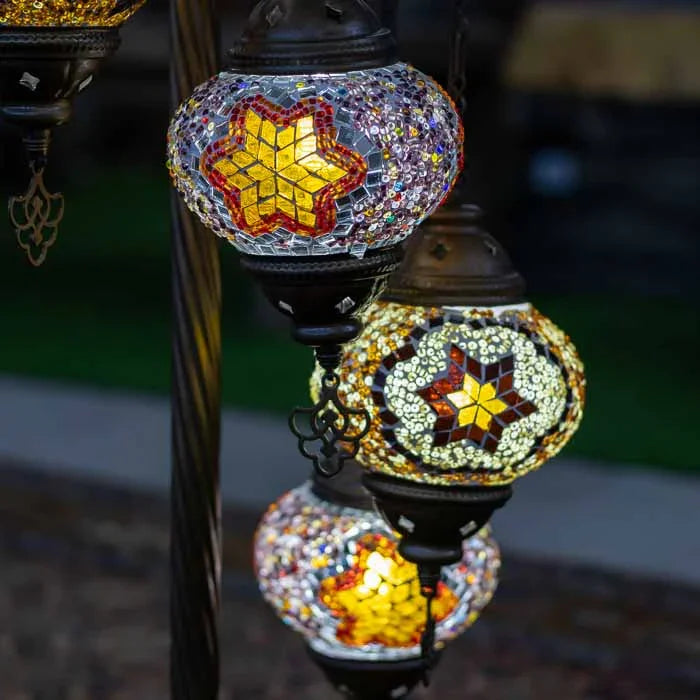 Luminária de chão oriental com sete cúpulas coloridas artesanais.