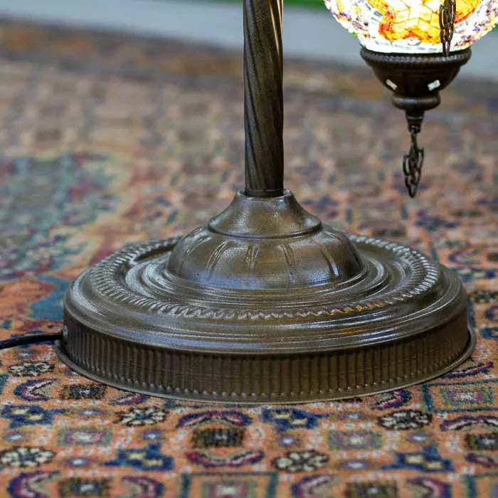 Detalhe da luminária de piso turca com 7 cúpulas em mosaico artesanal.