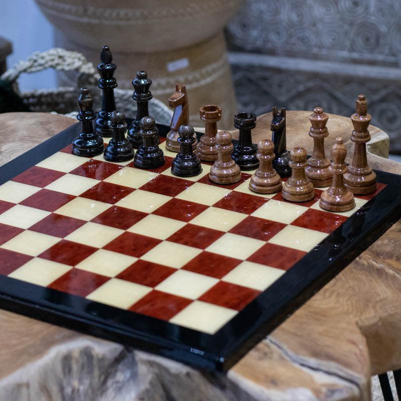 Tabuleiro decorativo com acabamento refinado e peças artísticas 