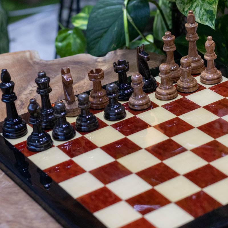 Xadrez em resina feito à mão com detalhes elegantes e clássicos 