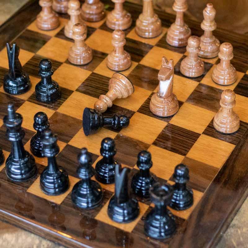 Tabuleiro de xadrez em madeira e resina. - Objetos de decoração