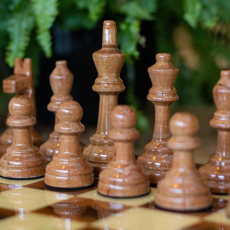 Uma partida de xadrez com a cidade por trás