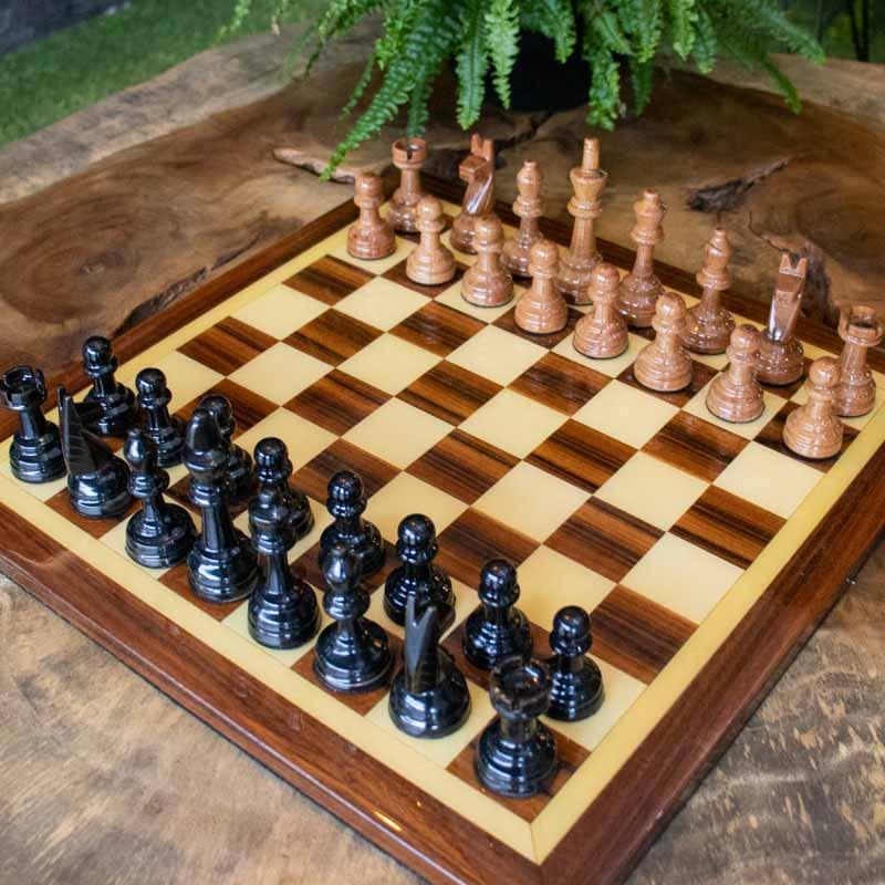 Jogo de tabuleiro de peças de xadrez de madeira e jogo de xadrez de  estratégia