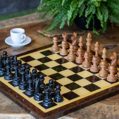 Jogo de xadrez rústico com tocos esculpidos de galhos de árvores