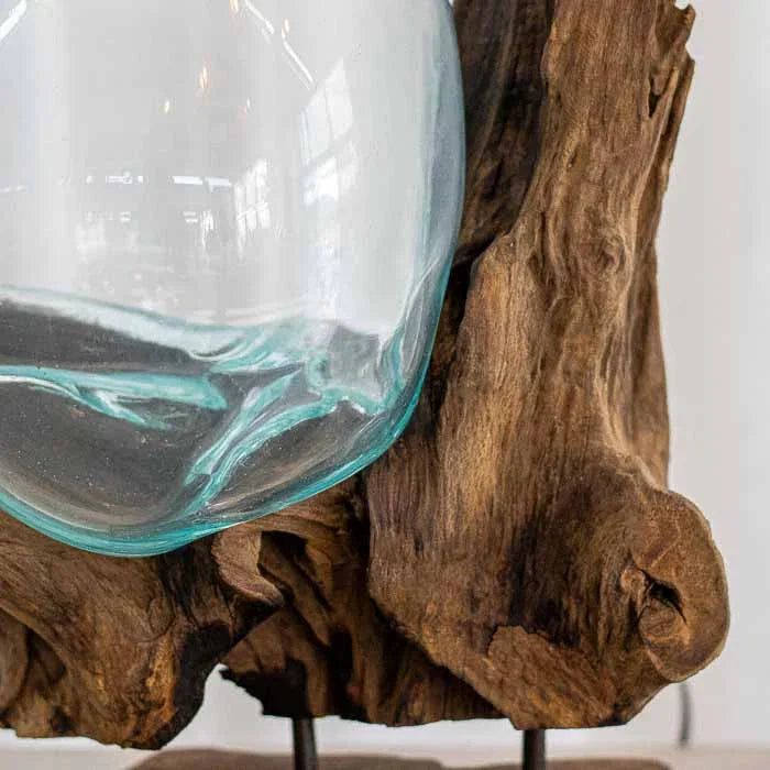 Detalhe do vidro soprado transparente encaixado organicamente em raiz de madeira balinesa.