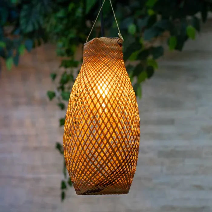 Luminária Tikuna feita à mão em Manaus com fibra natural de arumã.