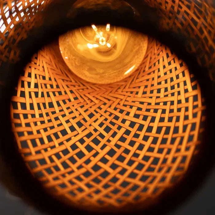 Objeto de iluminação com trançado indígena e acabamento artesanal amazônico. 