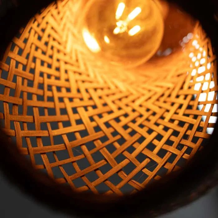 Objeto de iluminação com acabamento trançado e identidade cultural amazônica. 