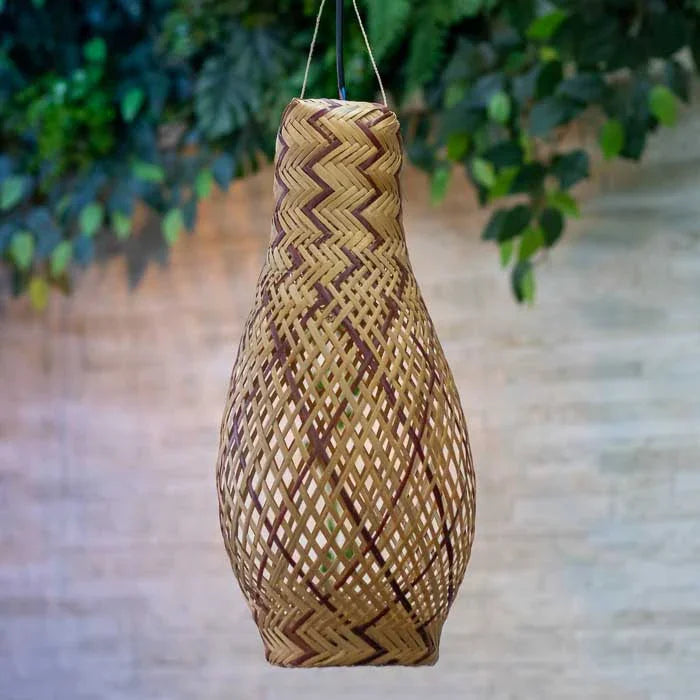 Luminária indígena Tikuna feita com arumã, ideal para ambientes acolhedores. 